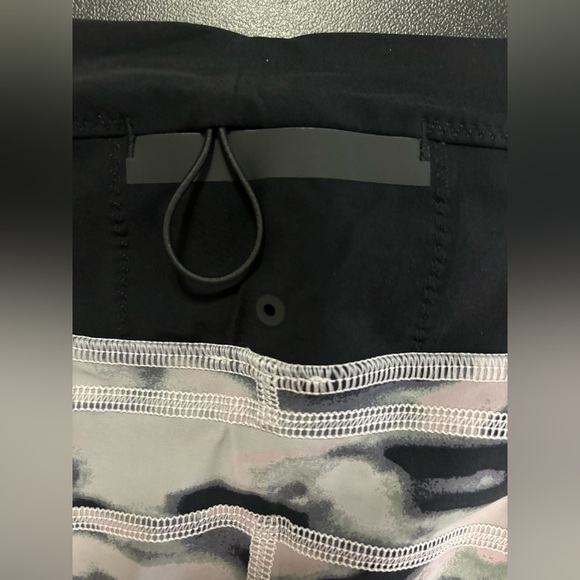 Lululemon Water Bound Short size 8 - Picture 8 of 9